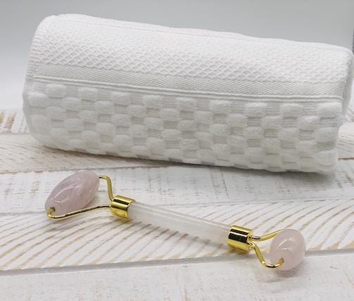 Illuminate your face with the Qrema Rose Quartz Face Roller. Indulge in the many benefits. Qrema  Rose Quartz Face Roller helps:  improve blood circulation and skin tone  improve elasticity of the skin  promote lymphatic drainage reduce puffiness and wrinkles  reduce dark under eye circles eliminate toxins