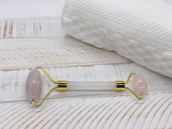 Greatness combo with Qrema! Illuminate your face with the Qrema Rose Quartz Face Roller. Indulge in the many benefits. Qrema Rose Quartz Face Roller helps: improve blood circulation and skin tone improve elasticity of the skin promote lymphatic drainage reduce puffiness and wrinkles reduce dark under eye circles eliminate toxins