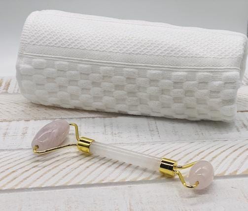Illuminate your face with the Qrema Rose Quartz Face Roller. Indulge in the many benefits. Qrema  Rose Quartz Face Roller helps:  improve blood circulation and skin tone  improve elasticity of the skin  promote lymphatic drainage reduce puffiness and wrinkles  reduce dark under eye circles eliminate toxins    